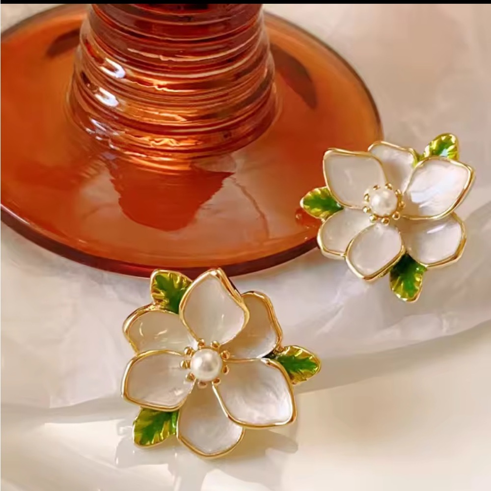 Vintage Design Sweet Flower/Alloy Pearl Enamel Camellia Stud Earrings. - Picture 8 of 14